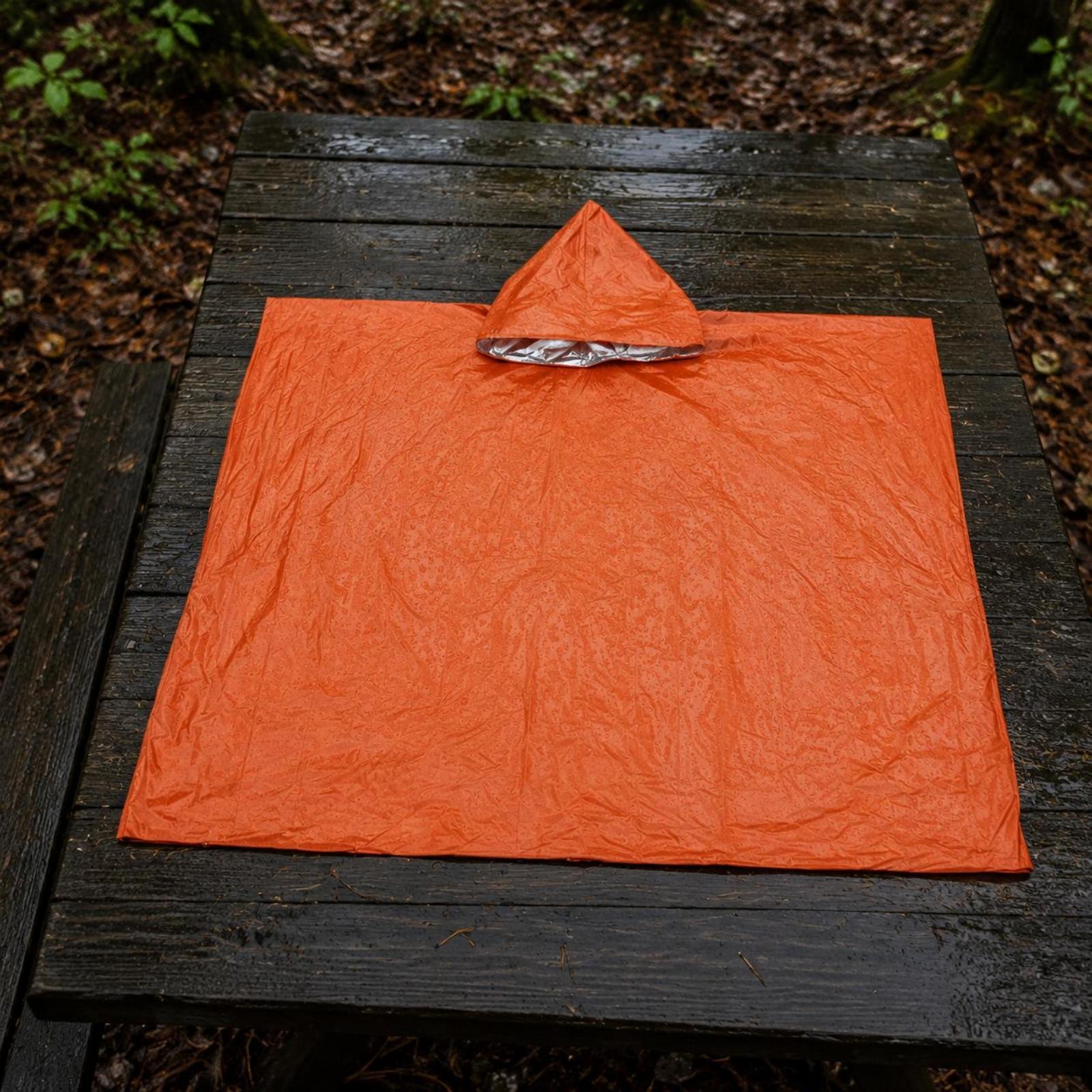 アルミフィルム層と広範囲をカバーする機能を備えた、男女兼用の - Emergency Poncho Rain のレビューと価格